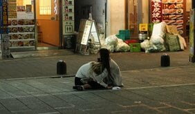 〈政府も問題視するホスト問題〉格安ホテルや大衆居酒屋で過ごすアフターの様子はまるで大学生のデート「1000万プレーヤーでも貧乏生活しているホストは多い」(ルポ歌舞伎町24時)