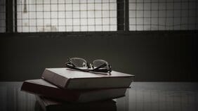 殺人事件の加害者は服役中の刑務所でマンガを読んでもいいのか? 「自分がマンガを読んでいる姿に疑問を持つ」という加害者からの手紙