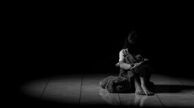 子どもの自殺が2022、2023年ともに500人を超えるも学校は硬直的。生徒の自己肯定感は低く、学力、運動能力、年齢でラベリングされ、序列化される現実