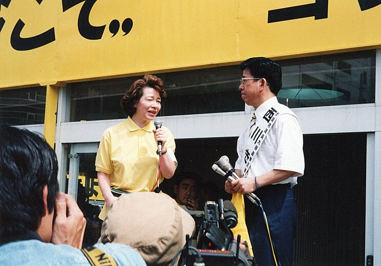 最初は出馬に難色を示したヘレン夫人も、演説に同行してくれた。〈写真／吉本興業提供〉