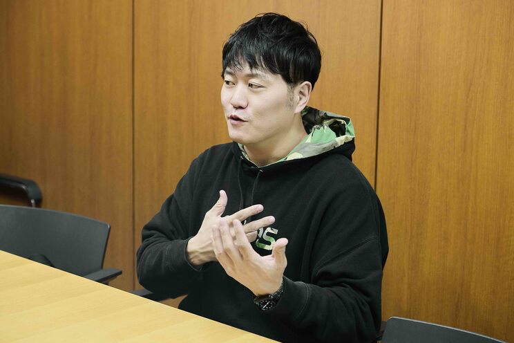 「今年の紅白歌合戦の出演者で世代問わず誰もが知るアーティストって何組いますか?」と語るエハラ氏