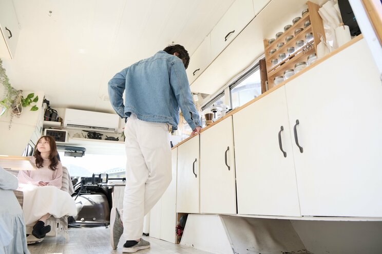 車内にはキッチンや冷蔵庫、エアコンも設置されている（写真／集英社オンライン）