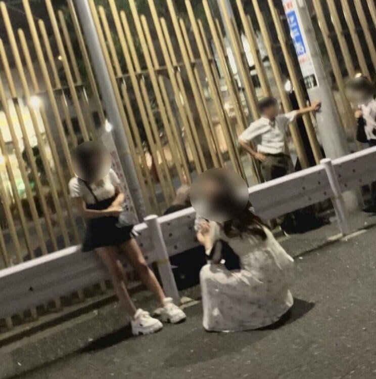 〈立ちんぼ・新宿に異変〉「ハウマッチ？」新宿の“TACHINBO”が観光名所となって客もグローバル化。「日本人のおっさんよりいい」「私たちにとって格好のカモ」シャワー中に金を抜き取られても”泣き寝入り”する外国人が続出_17
