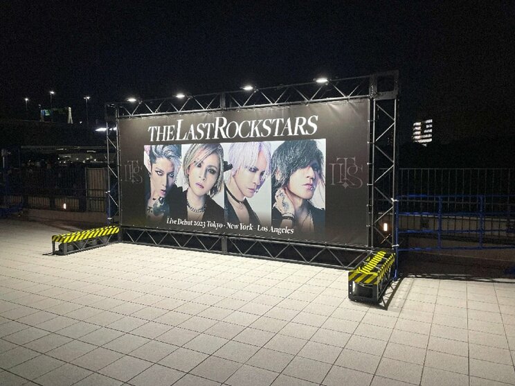 THE LAST ROCKSTARSのライブ会場にて（撮影／集英社オンライン編集部）