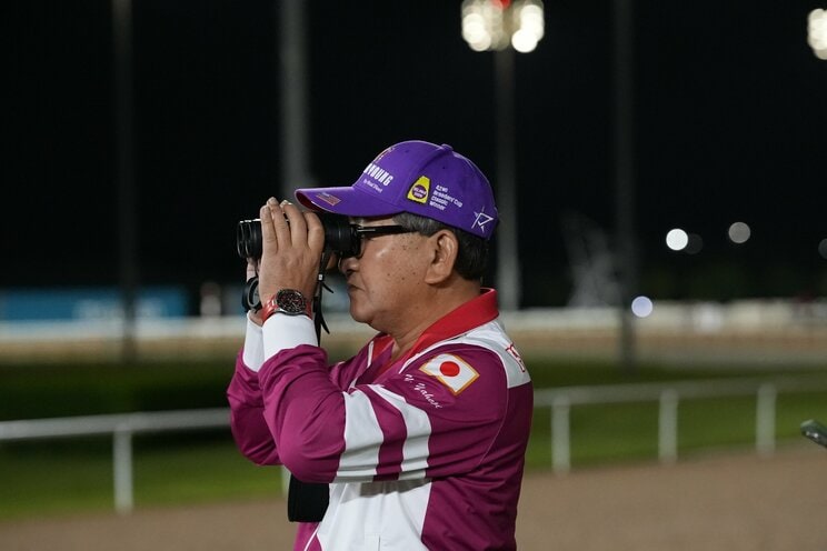 管理馬の様子を入念に見守る矢作調教師