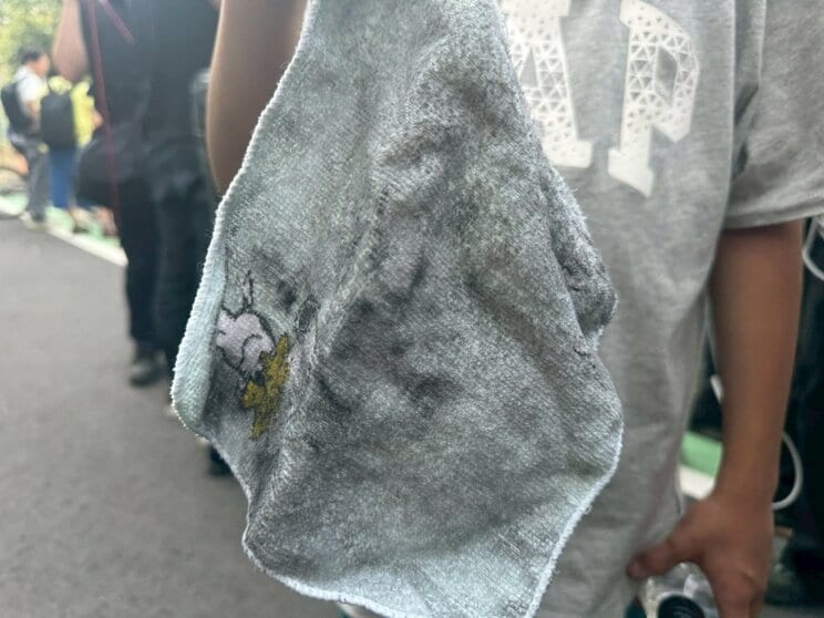 保護者と共に取材に応じてくれた男子児童（撮影／集英社オンライン）