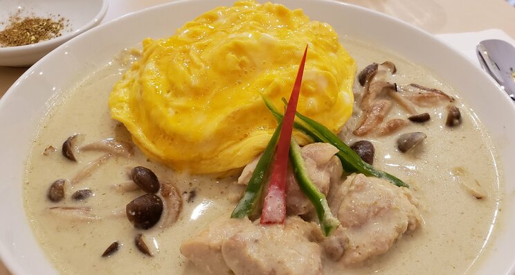 『M』の唯一の料理メニュー「グリーンカレー」（写真／集英社オンライン）