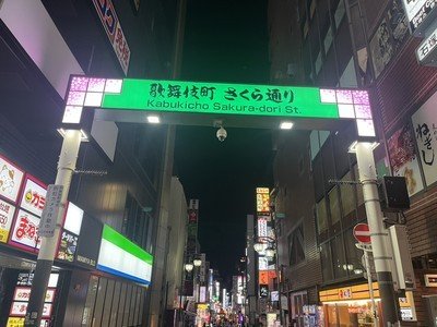 〈歌舞伎町ホスト刺傷〉「AEDもってきて‼」刺された被害者のそばで懇願するも約40人の群衆は”フル無視”でスマホ撮影…救助した実業家が語る現場の“異様”_12