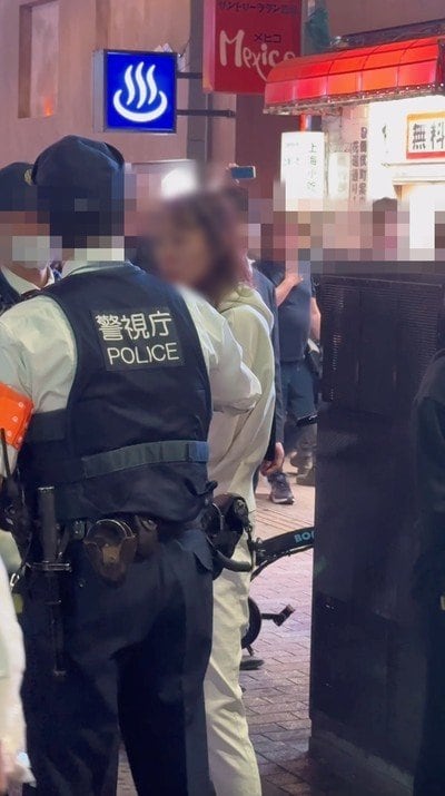 〈歌舞伎町ホスト刺傷〉「AEDもってきて‼」刺された被害者のそばで懇願するも約40人の群衆は”フル無視”でスマホ撮影…救助した実業家が語る現場の“異様”_11