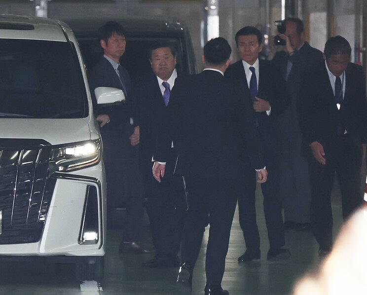 兵庫県警に車で乗りつける森尾卯太男本部長(左)、安東美樹若頭補佐(右)(写真:産経新聞社)