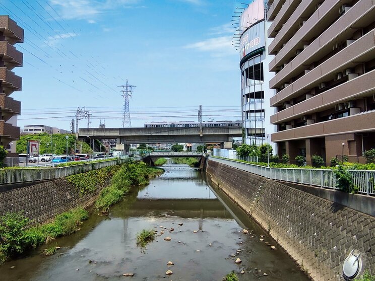 町田駅南口にある谷口橋から見た境川、隣の鹿島橋、千寿橋は橋の中央が県境となる