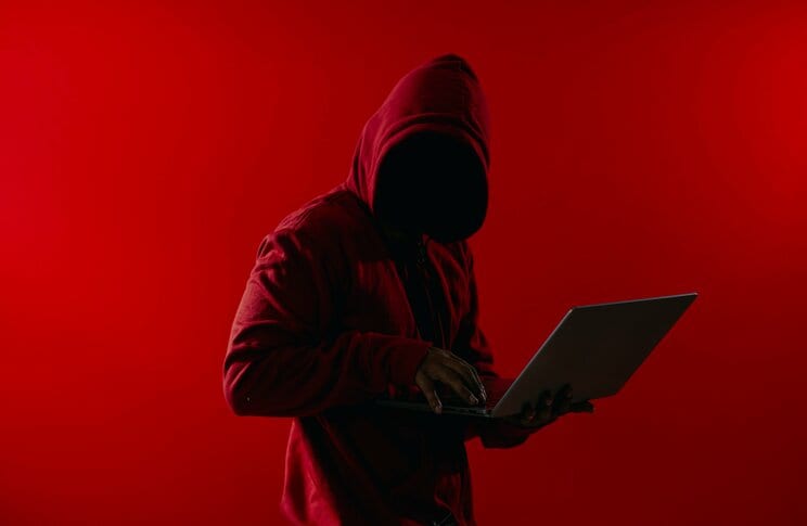 SNS上には数万単位の偽アカウントが存在する（写真／shutterstock）