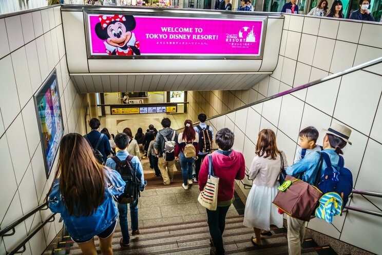 ディズニーランドに向かう人たち
