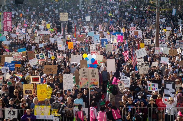アメリカで進む、トランプ離れ。写真は「トランプ大統領による家族、雇用、医療、社会保障への攻撃」に抗議するデモ行進