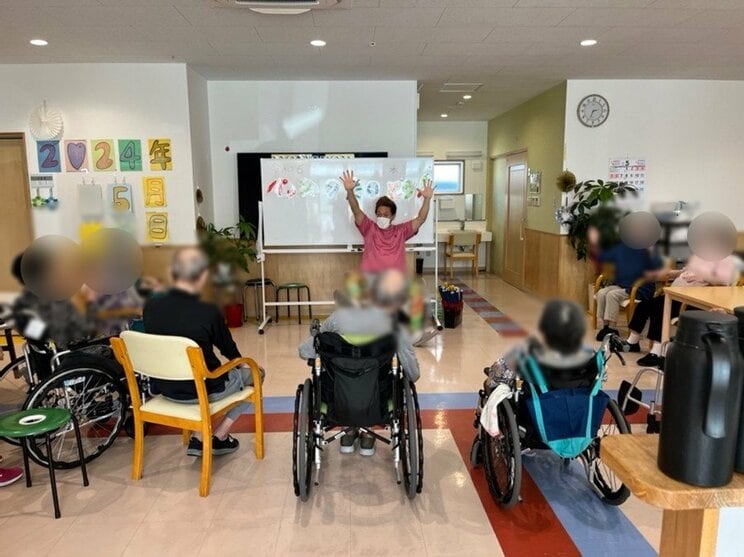 介護施設でシニアにもできる運動を指導するパッション屋良　（写真／本人提供）