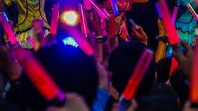 「省エネダンスするな」「人気者になったつもり?」アイドルたちを苦しめる“プロデューサー目線ファン”の存在。説教、要求のエスカレート…病んで辞めてしまう女のコも。上から物を言う彼らの心理とは