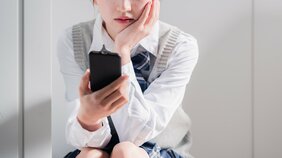 〈ハラスメントの代償〉女生徒に30秒間ベッドでキスして懲戒免職の教師が退職金支払いを教育委員会に求めるも完敗した“明白”な理由
