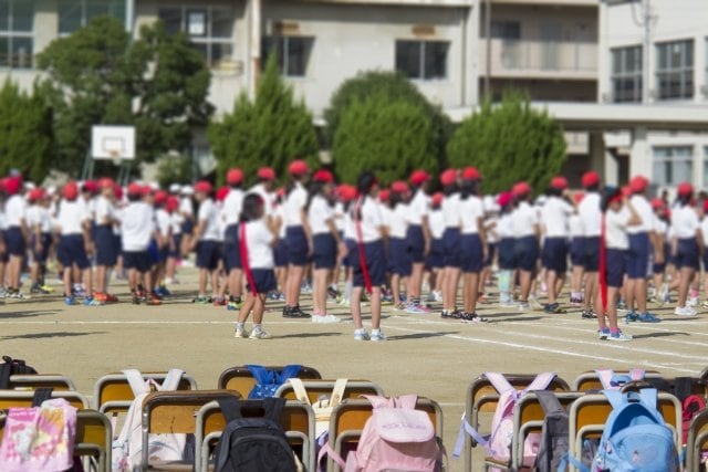 〈ウルトラマンごっこもできない…〉なぜ都内では“つばなし赤白帽”を推奨する小学校が多いのか？「運動しやすい」「ケガ対策」の声に「熱中症対策は大丈夫か？」と論争勃発_8