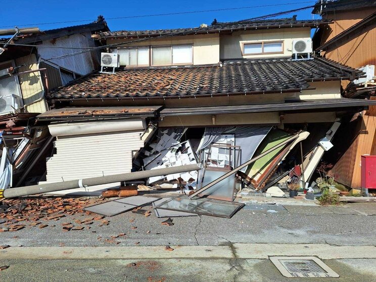 「離れろっ！」余震のなか響く消防隊員の叫び…焼け野原となった町、倒壊した建物、塞がれた道…能登半島地震の爪痕〈迫る“発生から72時間”と決死の救助活動〉_19