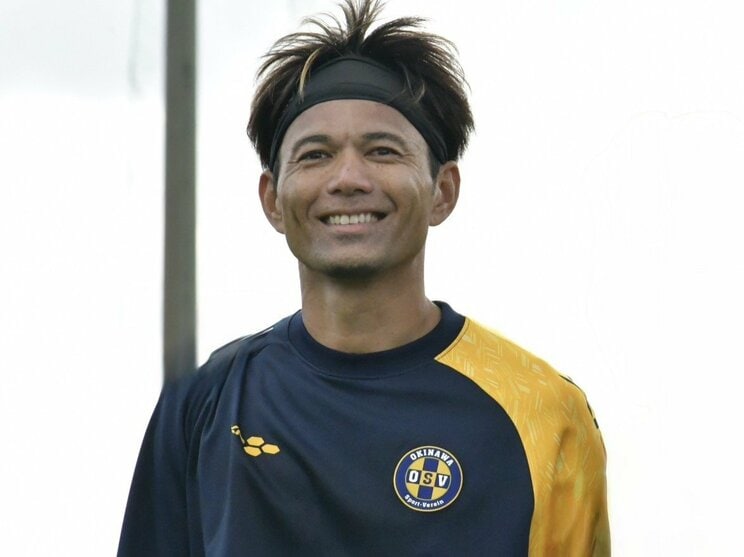 我那覇和樹（1980年生まれ、沖縄県出身）。元日本代表FW。川崎フロンターレなどで活躍し、得点力とポストプレーに定評。現在は沖縄SVに所属し、40代でも現役を続けるストライカー　ⒸOKINAWA SV