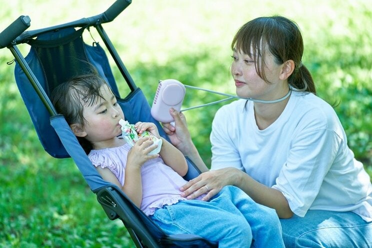 35℃以上では危険　ハンディファンの使用方法（写真／Shutterstockより）