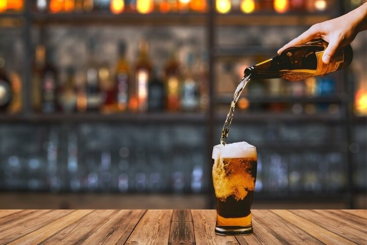 ビールを注ぐときは「ラベルを相手に見せる」というマナーもあるが…（画像/Shutterstock）