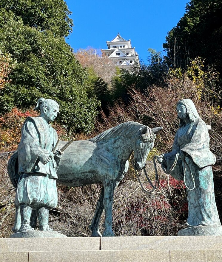 山内一豊と妻の像（PhotoAC）