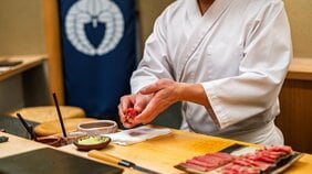 〈「町のすし店」が消えていく〉倒産45.5%増…回転ずしは拡大、高級店も盛況なのに“個人店だけ苦境”のワケ