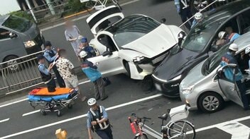 《高級外車同士が…》「猛スピードで柵も越えてきた」ポルシェがテスラに衝突し3台の事故、小学生も巻き込まれ…逮捕された20代タトゥー男は「ポケットに手をつっこんでいた」