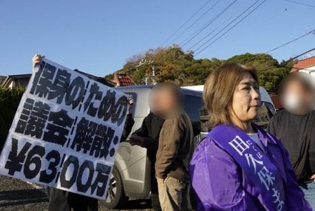 12月7日、「田久保眞紀氏が解散した市議会の出直し選挙費用が6300万円かかった」と批判するプロテスターと田久保氏（撮影／集英社オンライン）