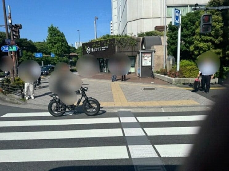 取材中にも、猛スピードで走る電動アシスト自転車に遭遇（写真／集英社オンライン）