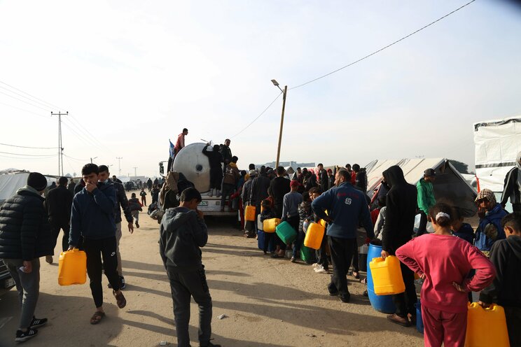 「公衆トイレで出産した女性もいた」ガザ地区南部ラファではイスラエルの地上作戦におびえる避難民であふれている_8