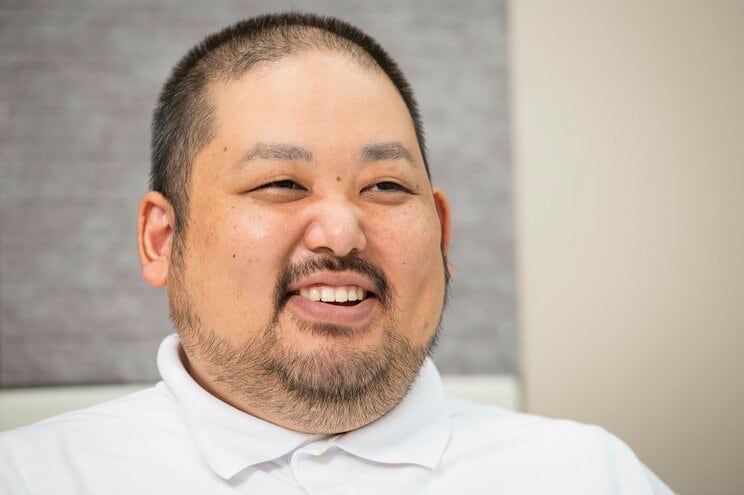 かつては顔面を白や緑で塗った奇抜な漫才でM-1に出場していたという麻婆