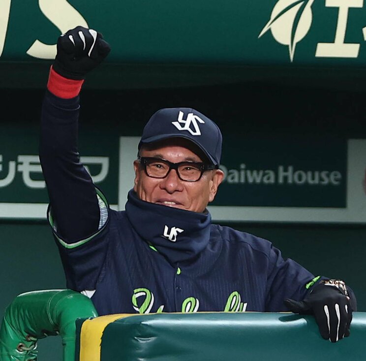 チームの快進撃を支える、池山監督の圧倒的な「陽」の存在感 (写真／産経新聞社)