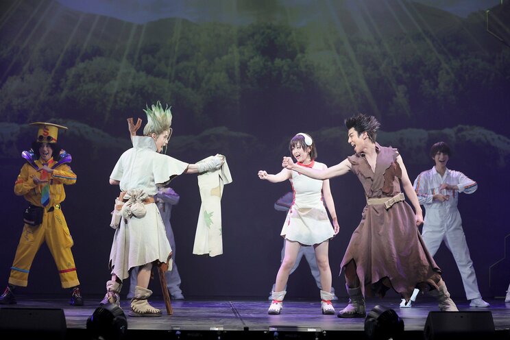 《観劇レポート》歌あり、ダンスあり、“実験あり”の超エンタメショー「『Dr.STONE』THE STAGE ～SCIENCE WORLD～」が開幕！ 科学の楽しさを五感で味わえる内容に_4