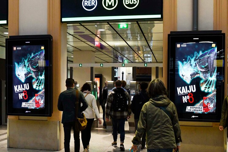 パリの駅ナカで展開された『怪獣8号』のデジタル広告（写真提供/Kazé France）