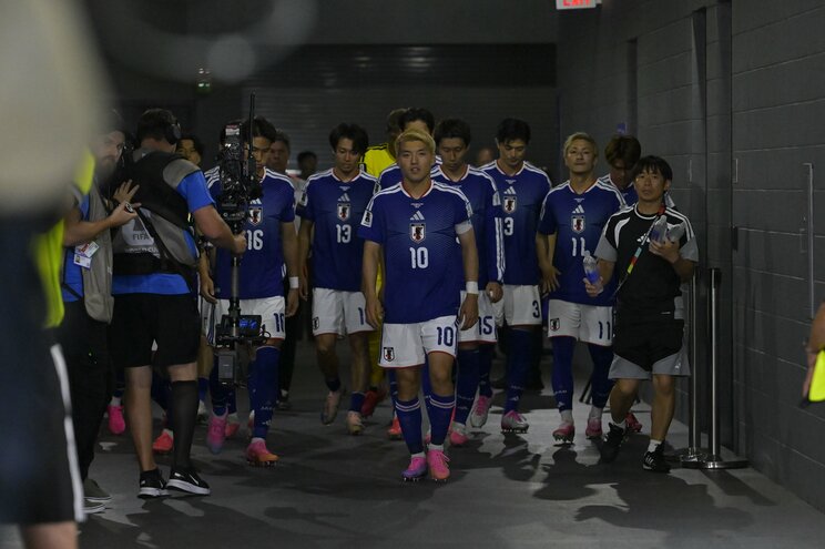 キャプテンマークを巻いた堂安律（写真／JMPA）