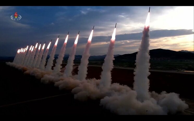 〈日本大使館にも着弾〉「パーン」と風船が割れてタバコ、乾電池、たい肥が降ってきた…北朝鮮からの“汚物風船”は「真心のこもった贈り物」韓国軍は生物兵器対応の軍特殊部隊を投入_6