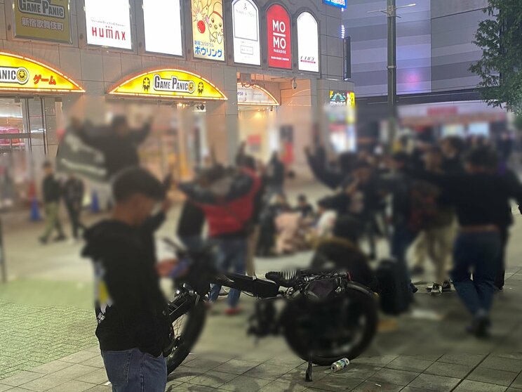 トー横で飛び跳ねる外国人