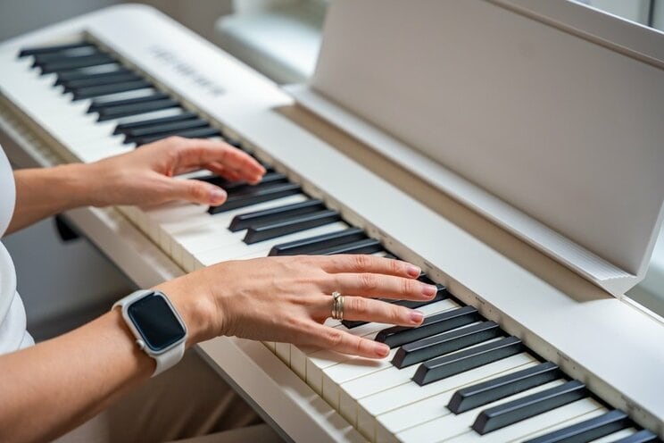 ピアノを演奏するイメージ　写真／Shutterstock