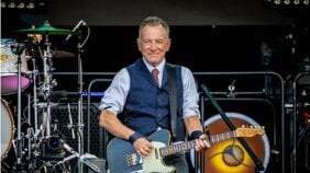 ブルース・スプリングスティーン77歳、その原点とは？ エルヴィスとの出会いから大ヒットアルバム『明日なき暴走』の裏側