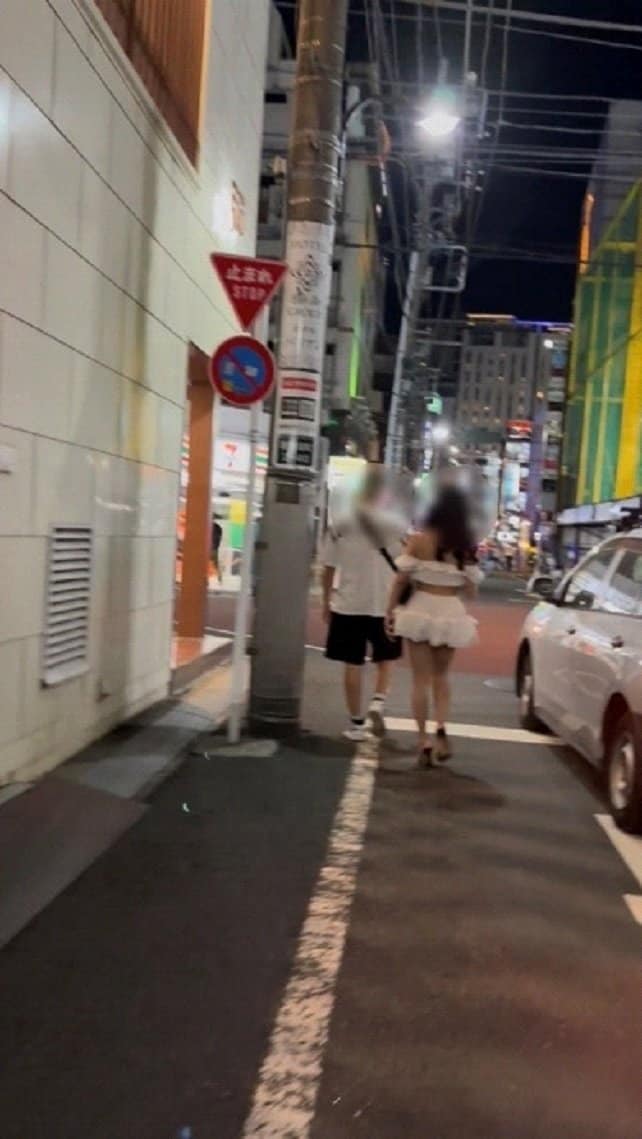 外国人に買われホテルへ向かう立ちんぼ（撮影/集英社オンライン） 