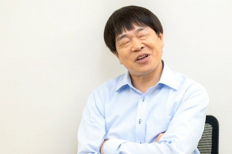 お子さんの話を微笑みながら話す蛍原徹さん（撮影／佐藤靖彦）