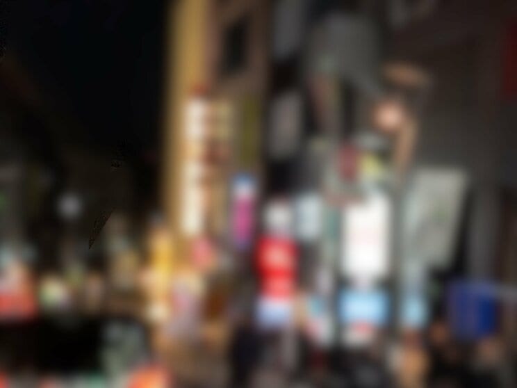 木曜の終電より少し早めの時間には外国人やサラリーマンの姿がちらほら見えるだけだった（撮影／集英社オンライン）