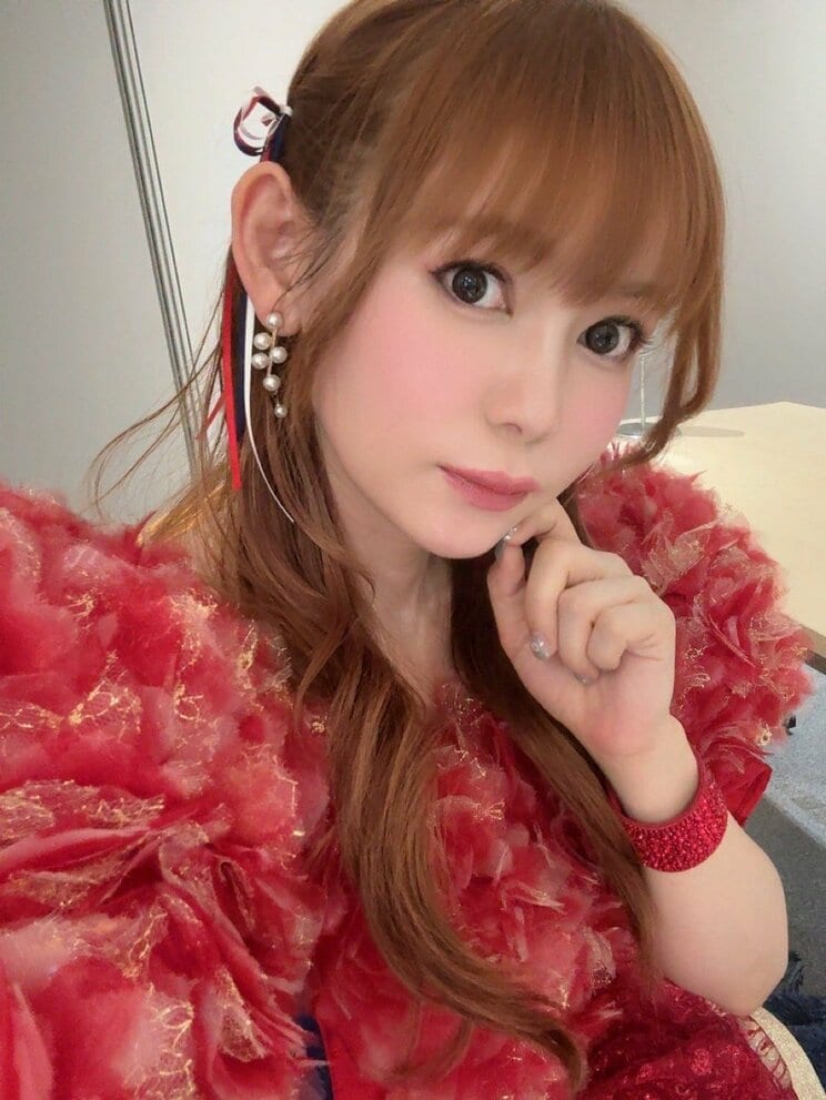 シャンソン歌手デビューするしょこたん（写真／本人Instagramより）