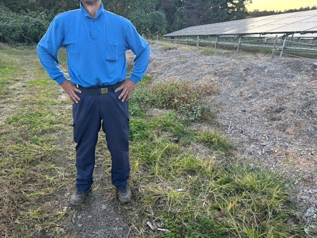 ソーラーパネルに囲まれた地域で暮らす男性が取材に答えてくれた(撮影/集英社オンライン)