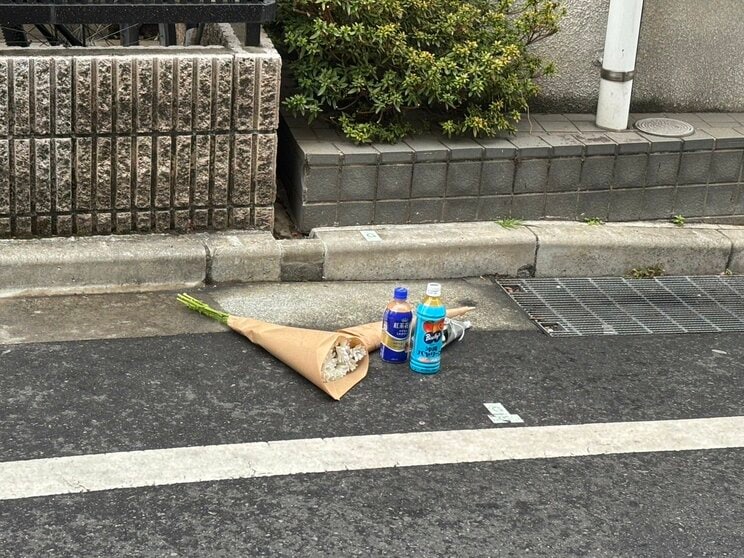 現場に供えられた花（写真／集英社オンライン）