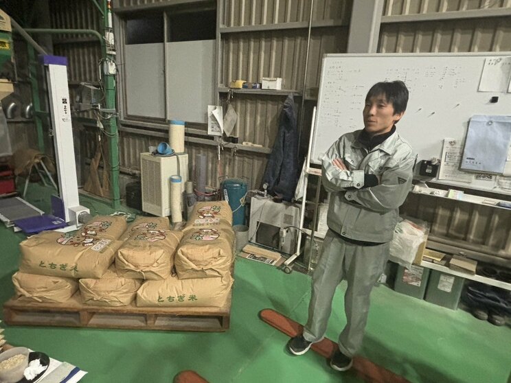 取材に応じる岡田さん（撮影／集英社オンライン）