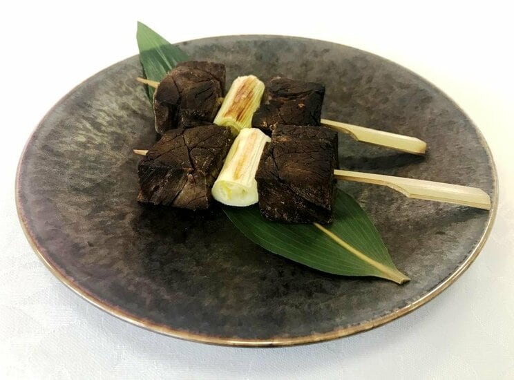 販売当初はネギを挟んでいて、今回話題になった熊串は“2代目”だそう。昨年10月のイベントから現在のスタイルになったが、ブナの里白神館は今もこれで提供しているという（写真／一般財団法人ブナの里白神公社提供）