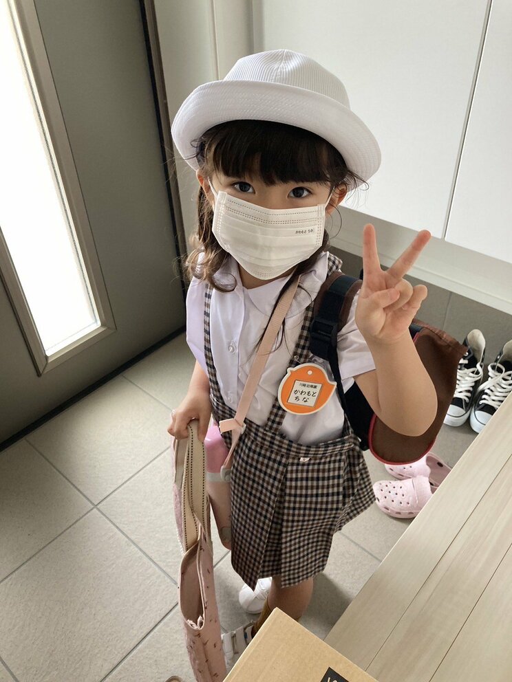 朝、幼稚園へと行くため玄関に立つ千奈ちゃん